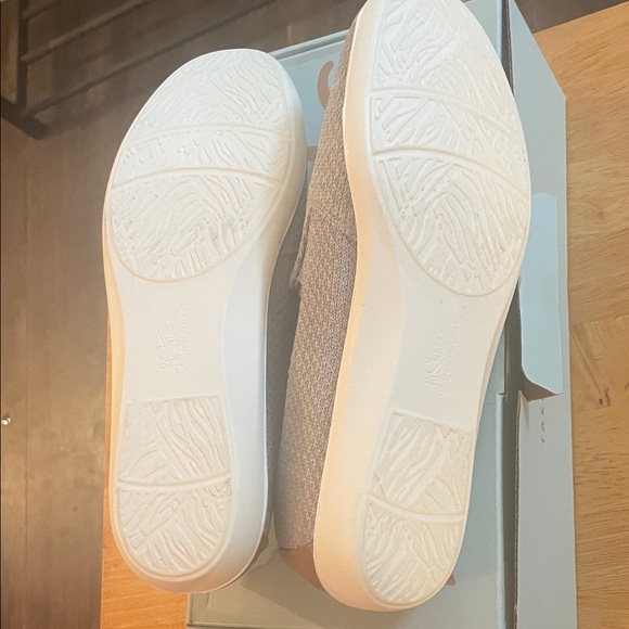 Life Stride Women's Light Gray Loafers - Picture 3 of 6